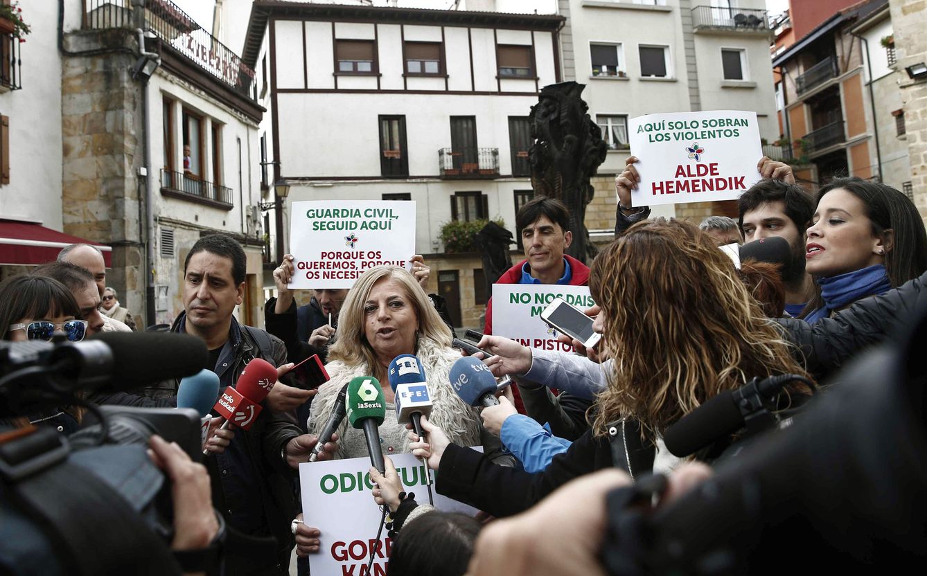 Consuelo Ordóñez, presidenta del colectivo Covite, junto con cuatro víctimas del terrorismo. (EFE)