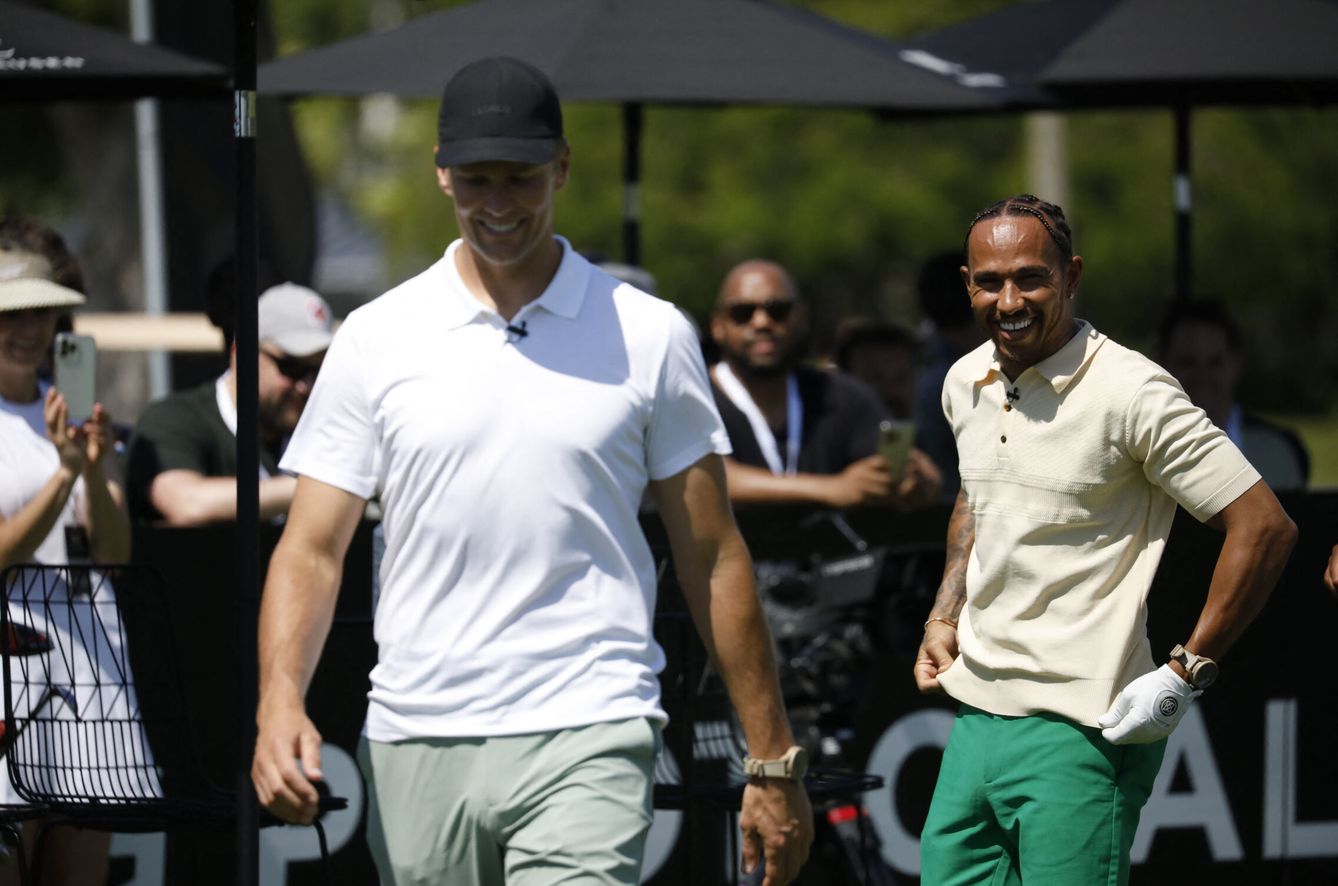 Dos iconos globales del deporte comoTom brady y Lewis Hamilton coincidieron ayer en un evento en Miami (REUTERS Marco Bello)