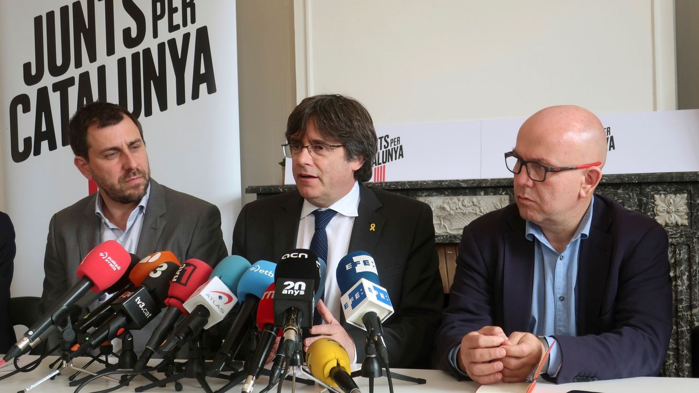 Carles Puigdemont, en el centro, y Gonzalo Boye, a la derecha, en un acto en Bruselas. (EFE)