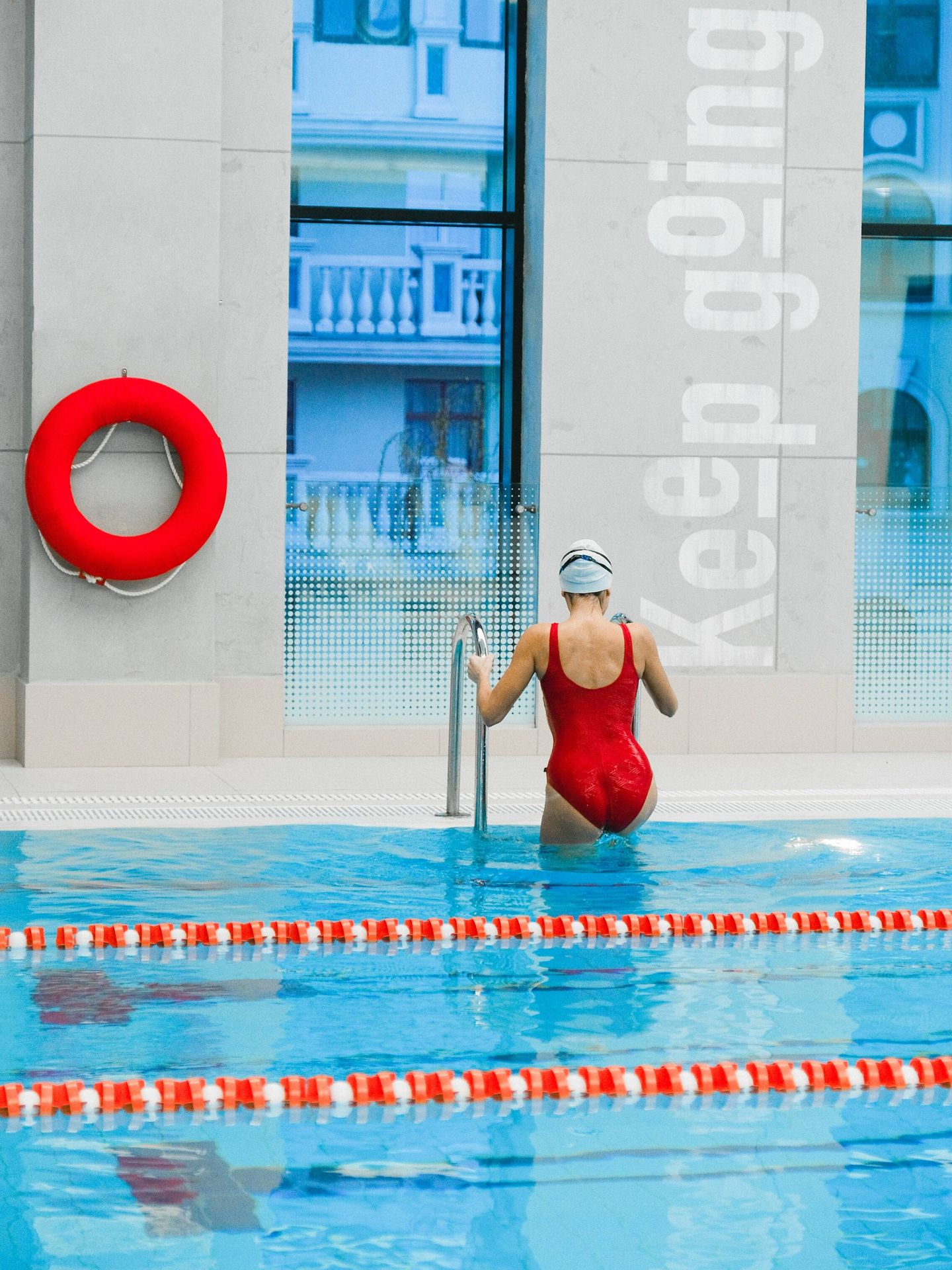  La natación, uno de los ejercicios básicos para las personas de 50 años. (Pexels/SHVETS production)
