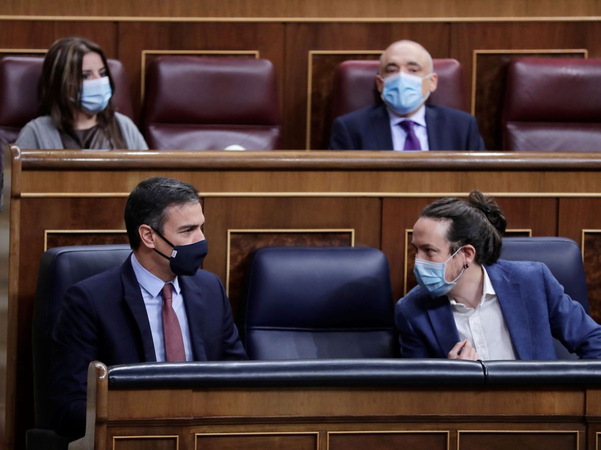 Foto: Pedro Sánchez y Pablo Iglesias hablan durante una sesión en el Congreso. (EFE)
