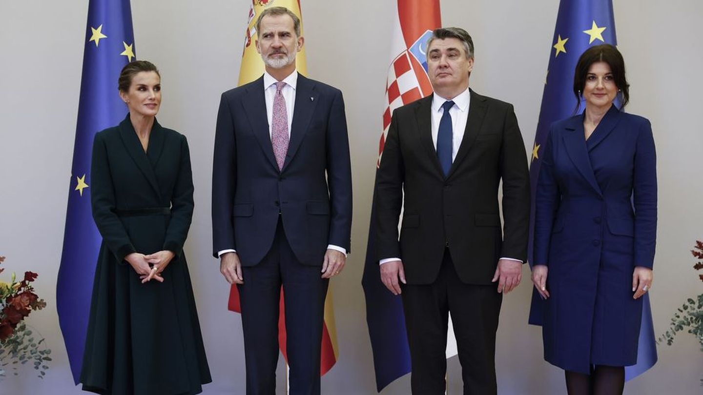 Sus Majestades posan junto al Presidente de Croacia y su mujer. (EFE)