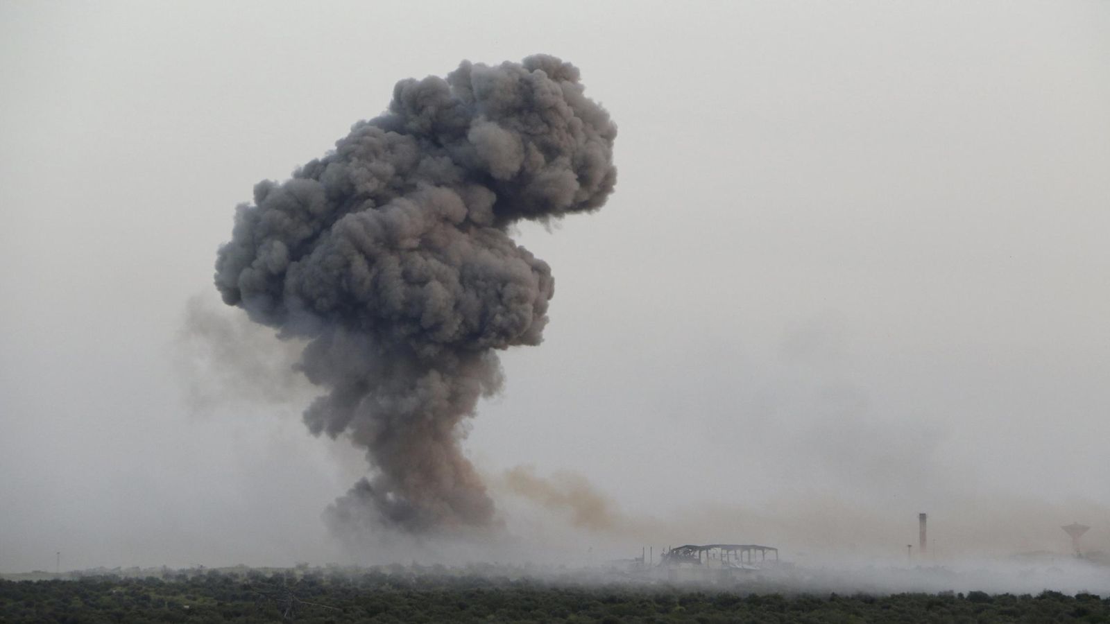 Foto: Una explosión en el frente sirio (Reuters).