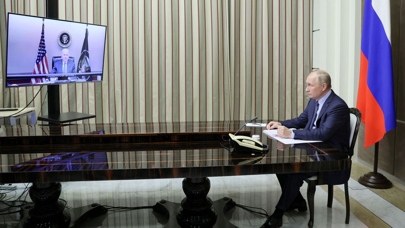 Foto: La última videollamada de Putin y Biden, el pasado 7 de diciembre. (Reuters)