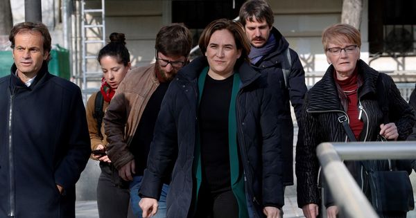 Foto: La alcaldesa de Barcelona, Ada Colau, a su llegada al Tribunal Supremo junto a la eurodiputada alemana Gabriele Zimmer. (EFE)