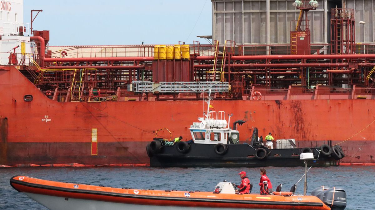 El buque K Onset vertió más de 27 toneladas de fuel en el interior del puerto de Ceuta