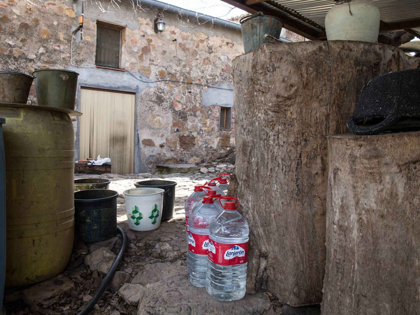 Felipe y su hija Carmen llevan dos décadas sobreviviendo con garrafas y cisternas de agua. (D.B.)