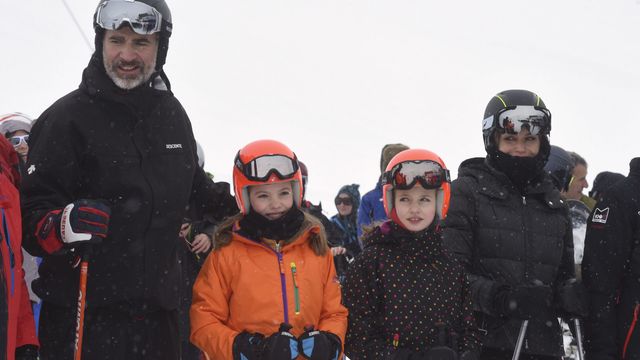 Felipe, Letizia y sus hijas, esquiando en las pistas de Astún en 2017. (EFE/Javier Blasco)