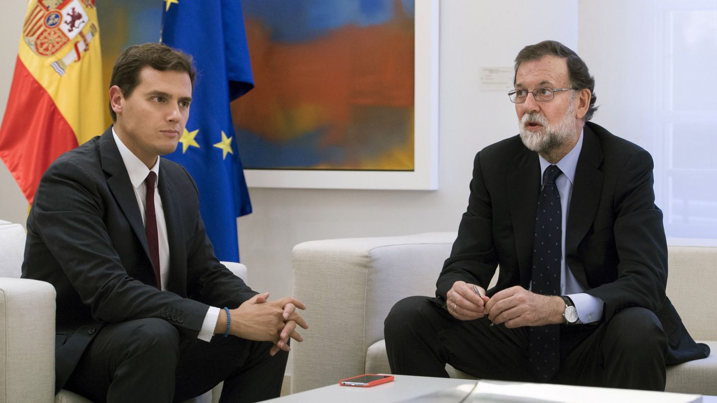 Rajoy con el presidente de Ciudadanos, Albert Rivera, tras el 21-D. (EFE)