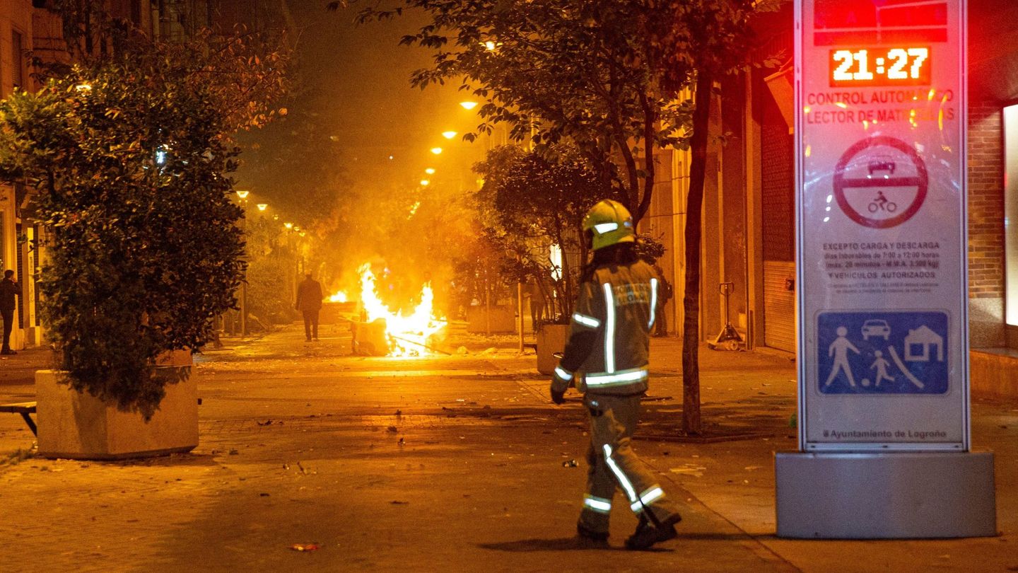 Un bombero, en los disturbios de La Rioja. (EFE)