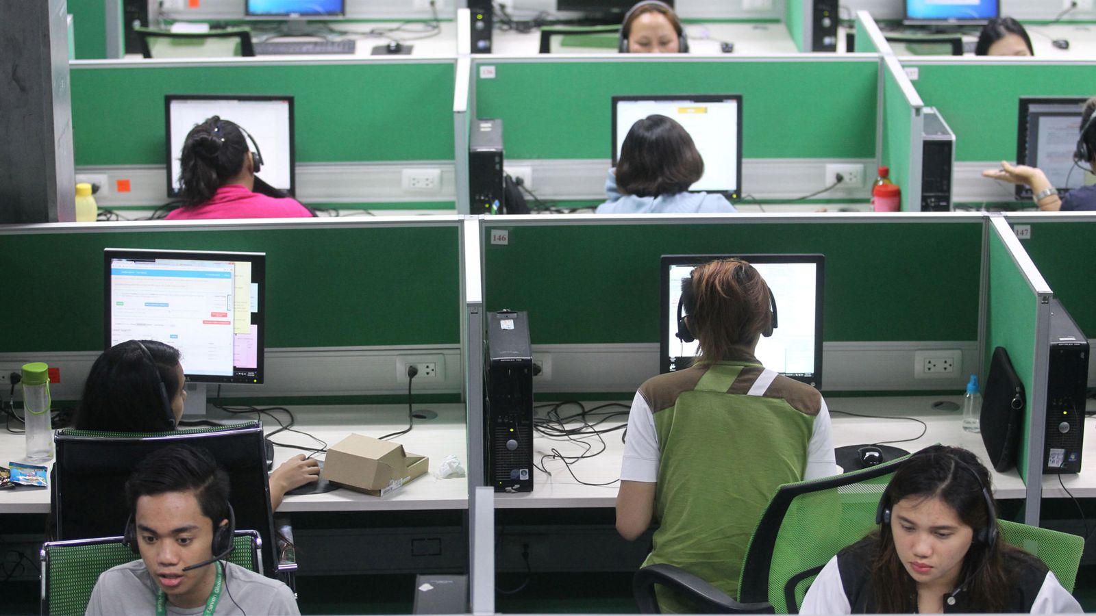 Foto: Trabajadores de un 'call center' de Filipinas: ¿serán ellos quienes te telefonean sin parar? (Reuters/Lean Daval Jr.)