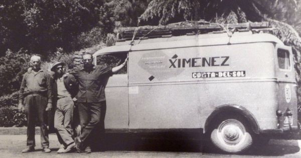 Foto: Francisco Jiménez, a la derecha, fundador de Ximénez, en una foto en los 60.
