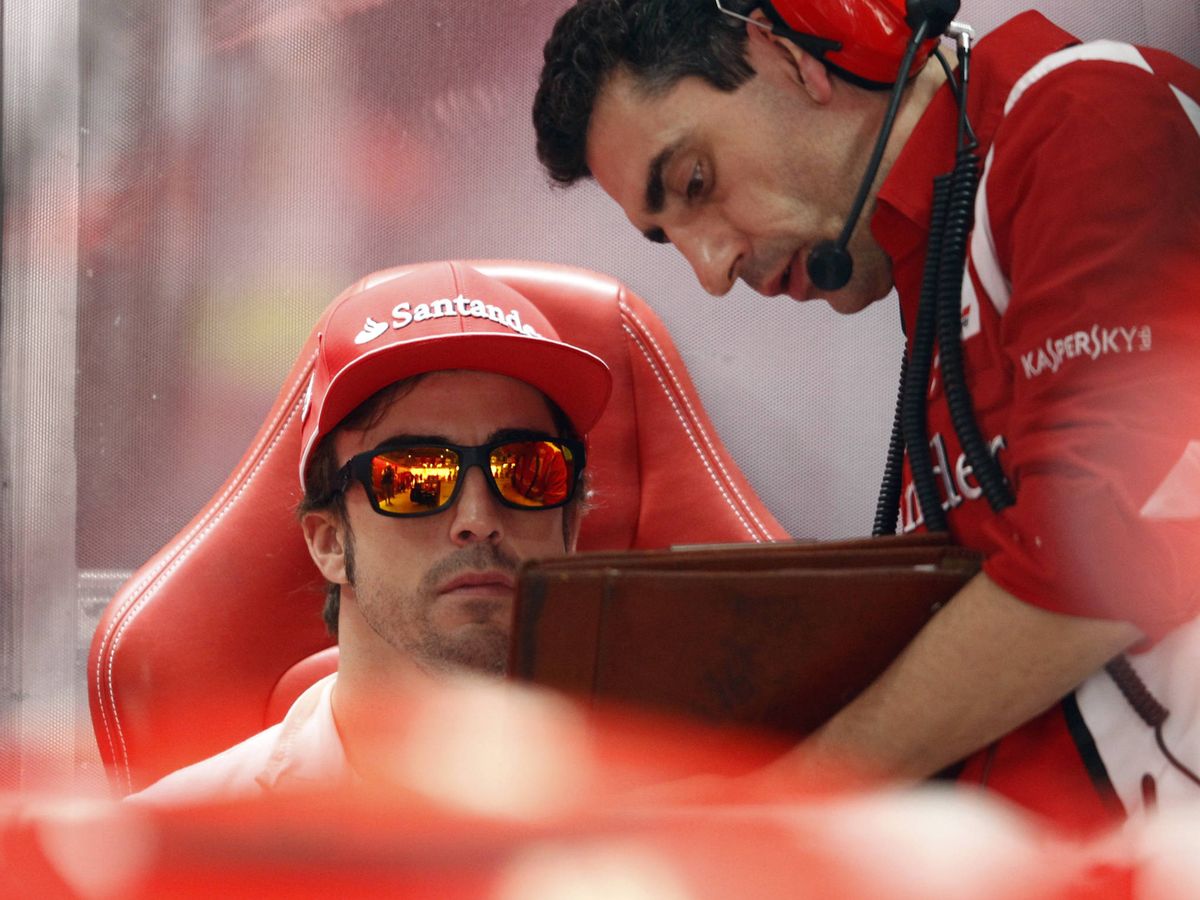 Foto: Fernando Alonso mirando la telemetría junto a su ingeniero Andrea Stella, en Ferrari, en la temporada 2012 (Reuters)