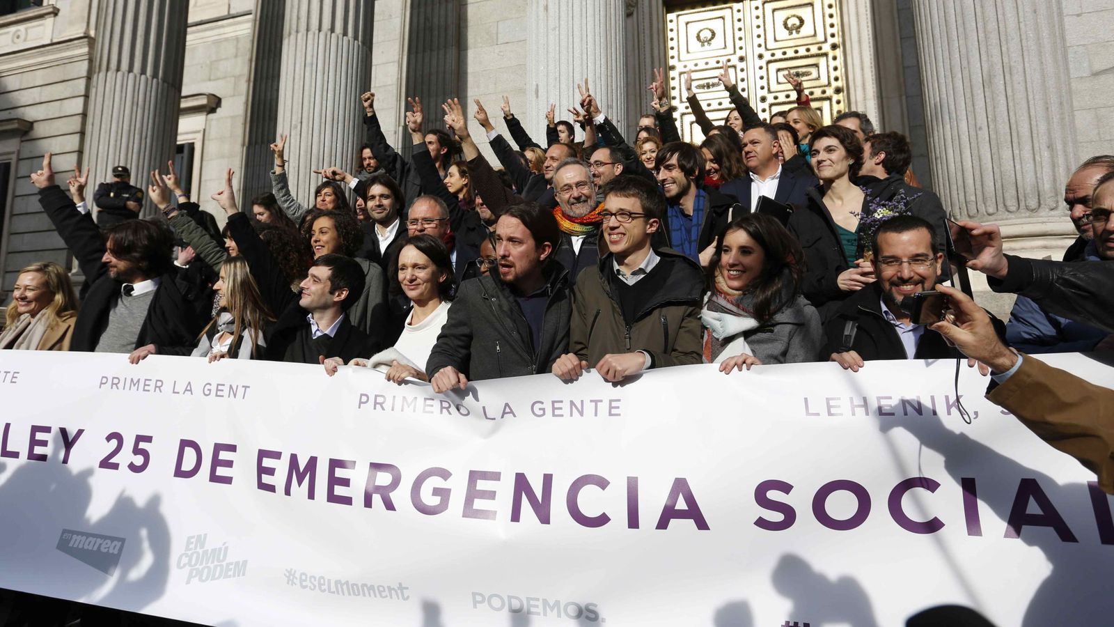 Foto: Los diputados de Podemos sostienen una pancarta de la ley de emergencia social durante la pasada legislatura a las puertas del Congreso. (EFE)