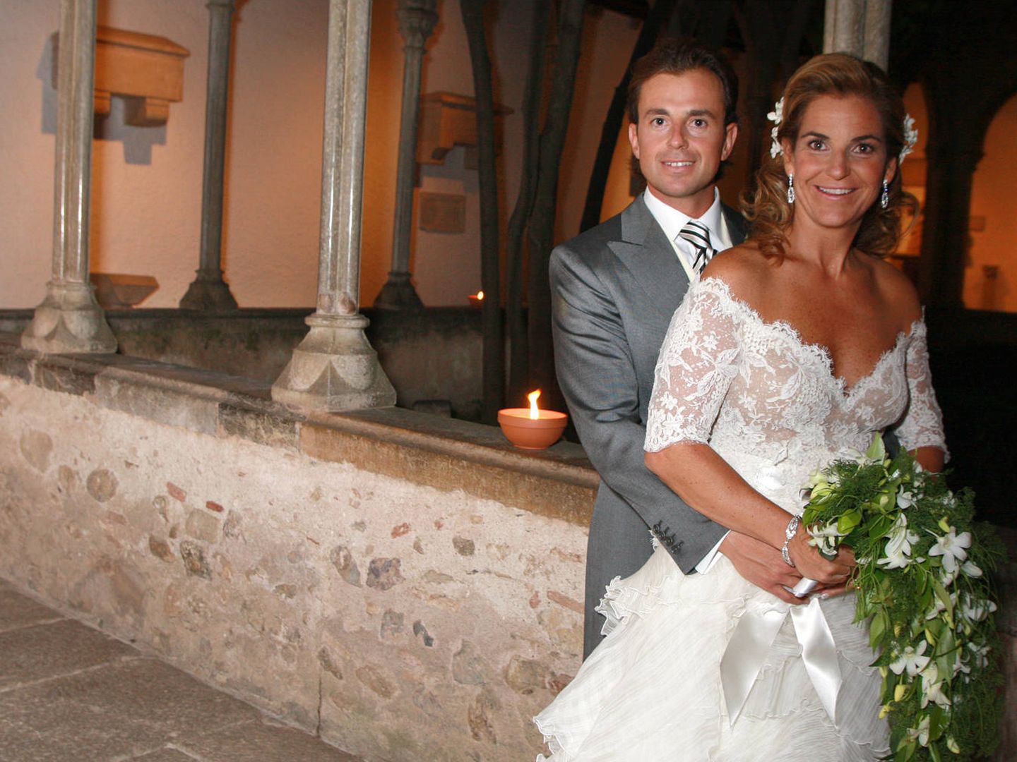 La pareja Sánchez Vicario-Santacana posa tras la ceremonia de su boda. 