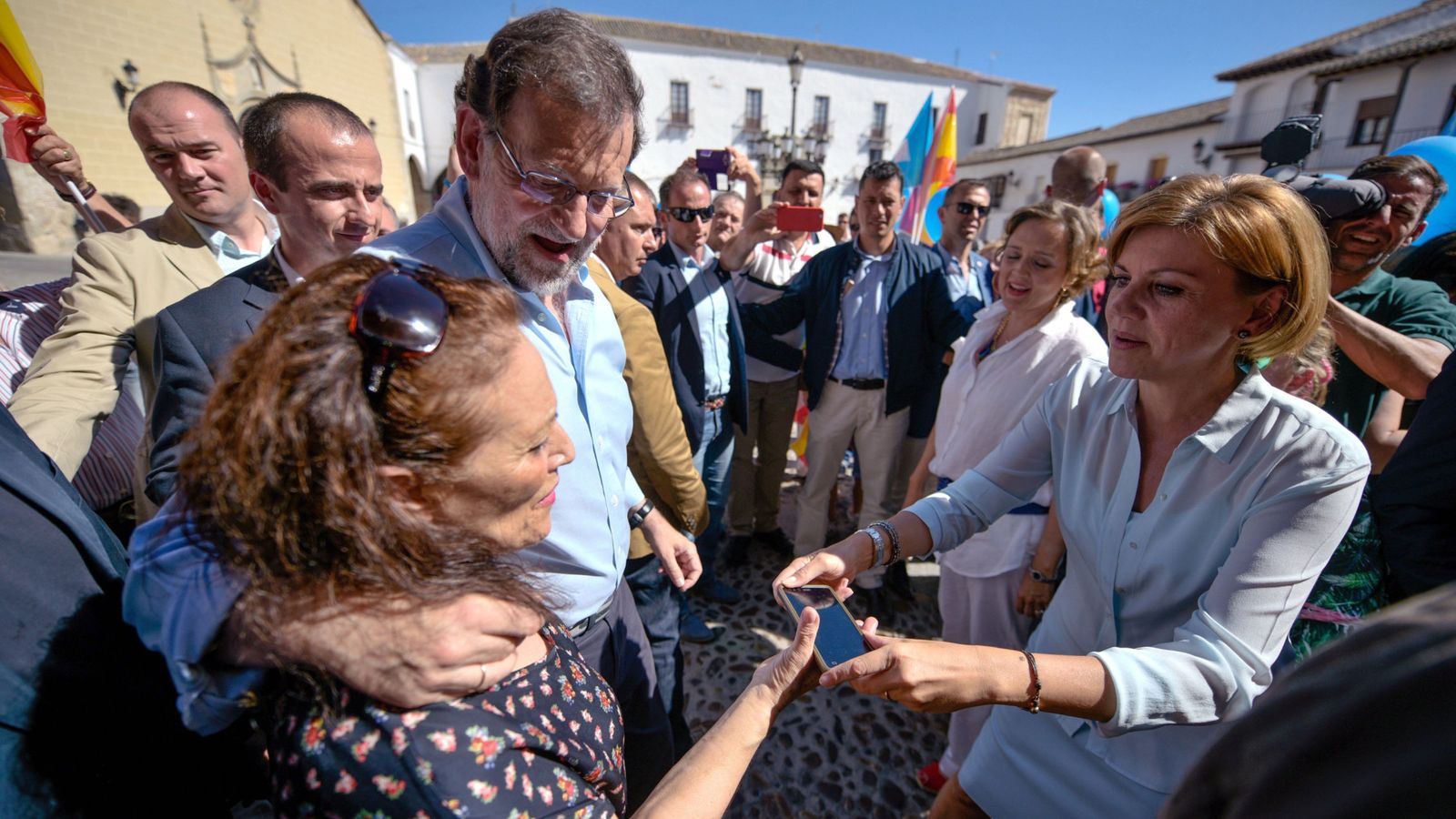 Foto: Rajoy y Cospedal visitando La Puebla de Montalbán (Toledo). Foto: EFE