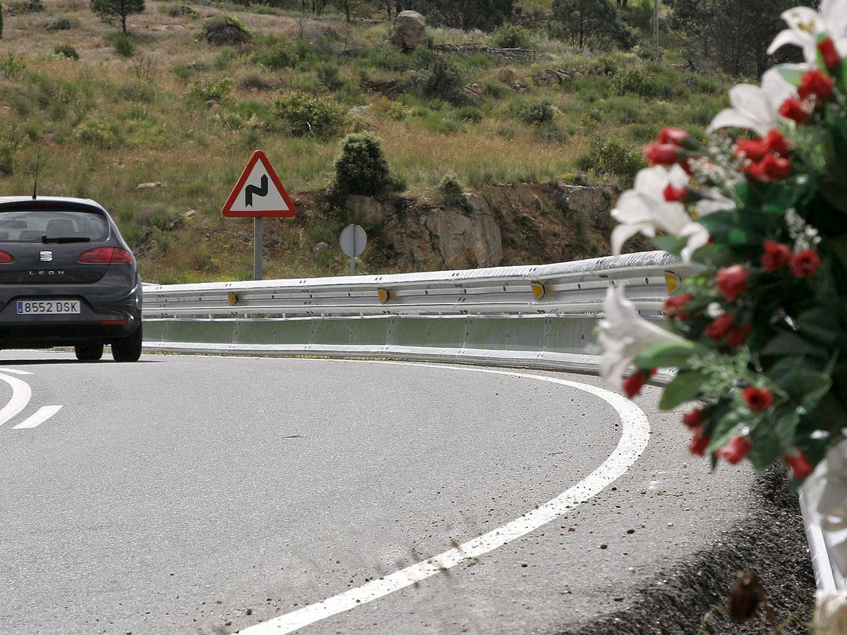 Foto: Los ramos de flores son habituales en las carreteras españolas (EFE/Raúl Sanchidrián)
