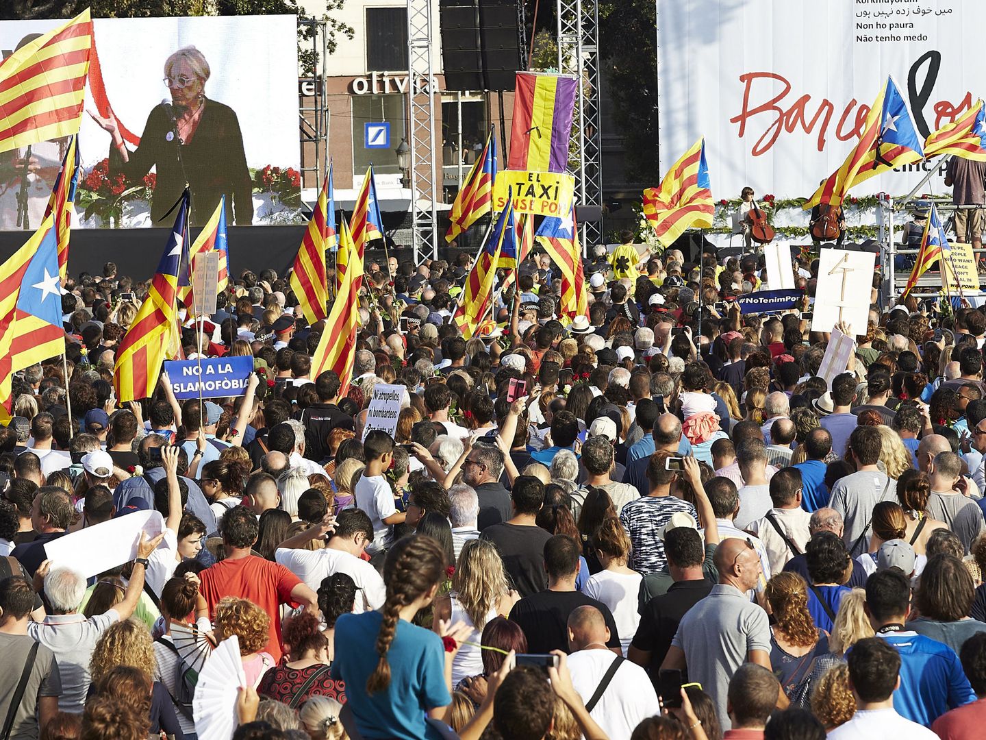Esteladas ondean en la manifestación por los atentados de Barcelona y Cambrils. (EFE)