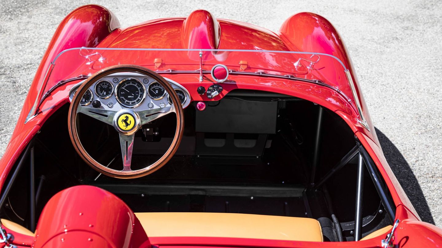 La tapicería de piel recurre a las mismas calidades que los Ferrari actuales, y la instrumentación se ha adaptado a su mecánica eléctrica.