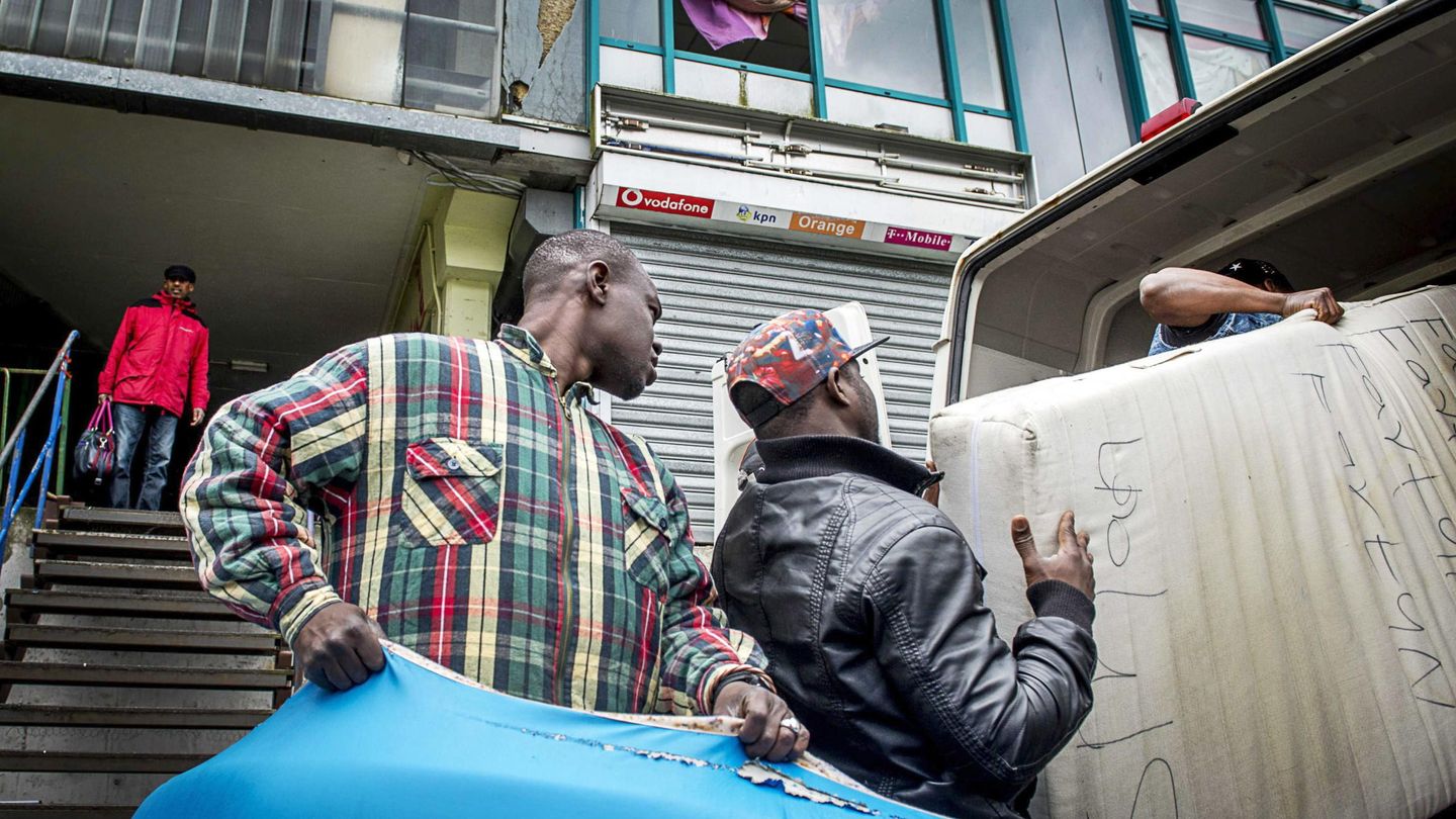 Migrantes desalojados de un edificio okupado en Holanda. (Reuters)