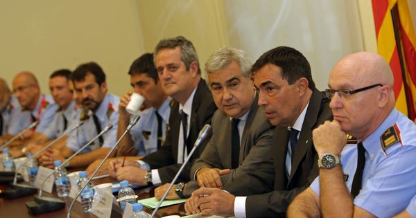 Foto: Joaquim Forn (4d), el secretario general de la conselleria de Interior, César Puig (3d) y el director de los Mossos d'Esquadra, Pere Soler (2d), junto a mandos de los Mossos d´Esquadra (EFE)