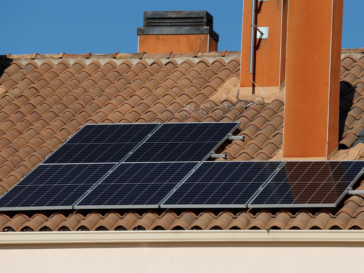 Foto: Placas fotovoltaicas, cuya instalación bonifica el IBI. (EFE/J.J. Guillén)