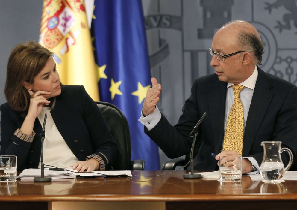 Foto: La vicepresidenta del Gobierno, Soraya Sáenz de Santamaría, escucha al ministro de Hacienda, Cristóbal Montoro (Efe)