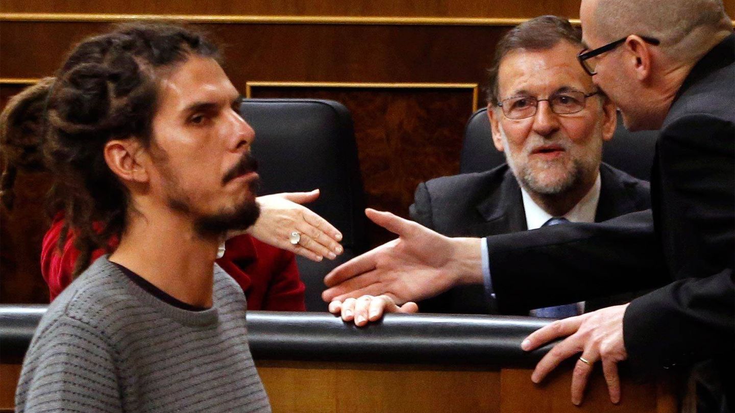 Mariano Rajoy mirando a Alberto Rodríguez. (EFE)