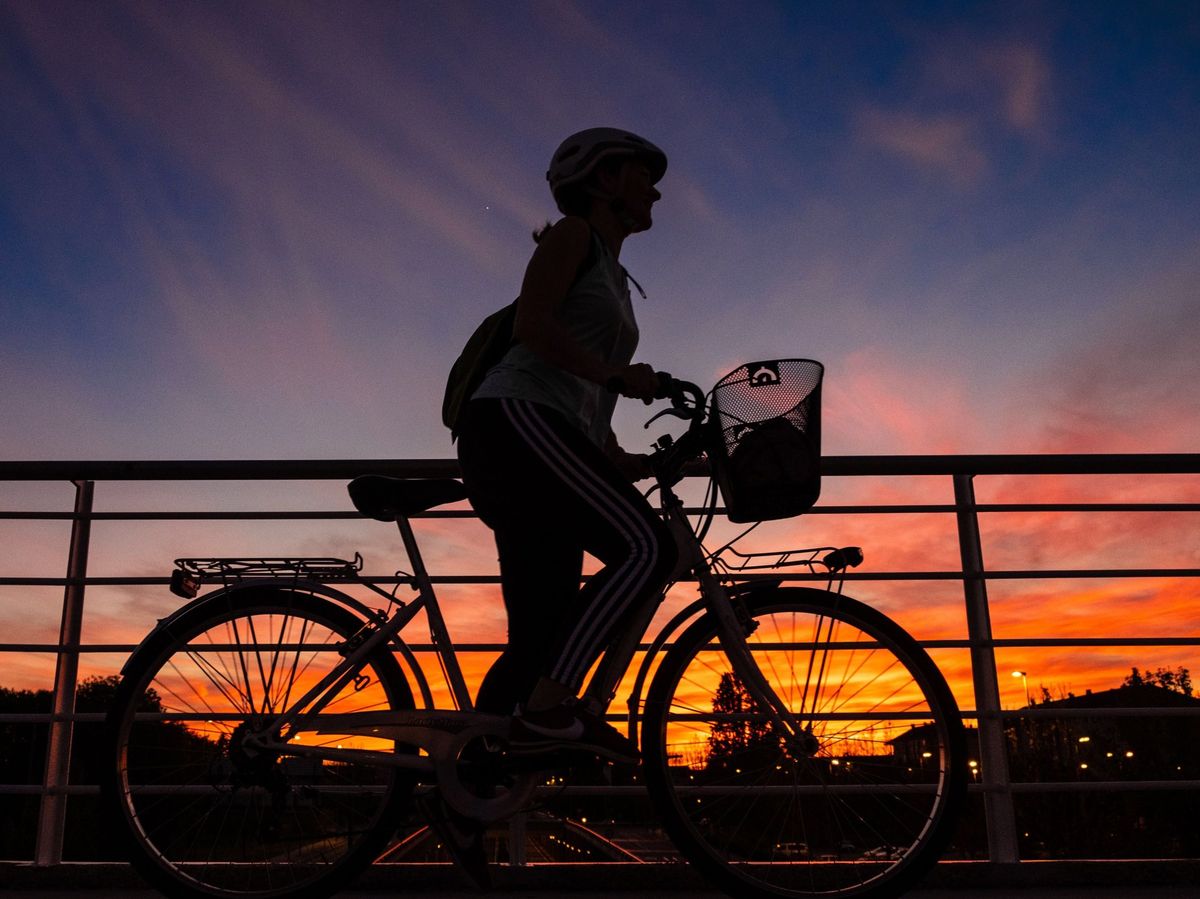 Foto: Una mujer pasea en bicicleta por Logroño (EFE)