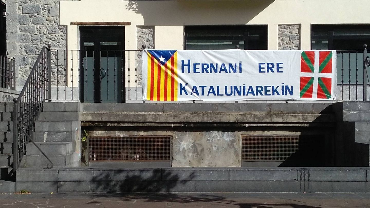 Una pancarta de apoyo de Hernani a Cataluña, frente a la antigua sede de Herrira, clausurada en 2013 por la Audiencia Nacional. (E. C.)