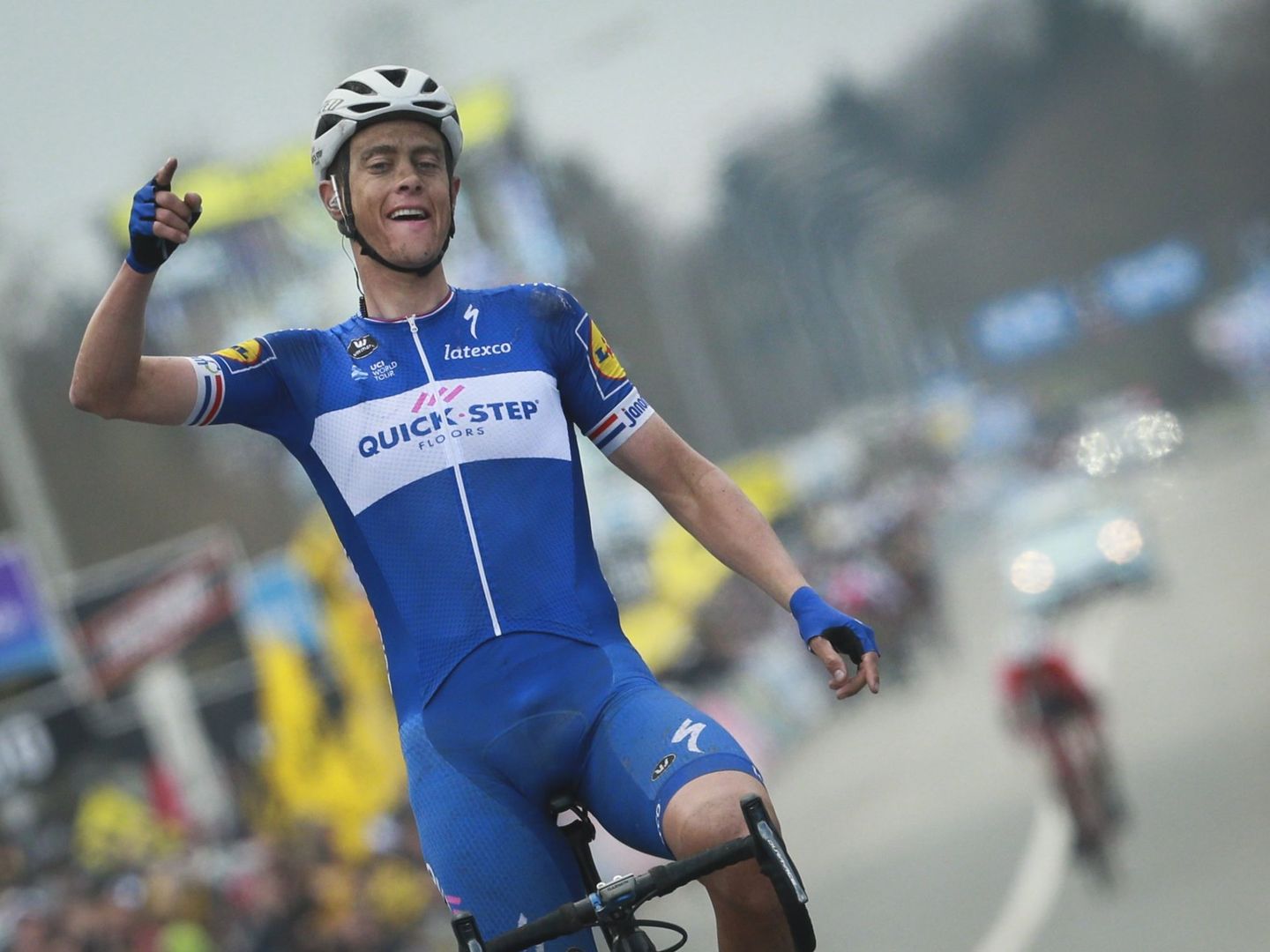 Niki Terpstra cruza la meta del Tour de Flandes en primera posición. (EFE)
