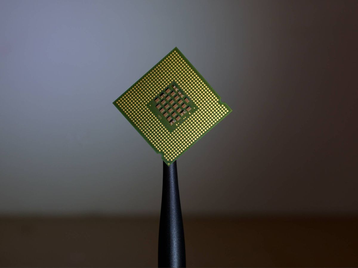 Foto: Un microprocesador o chip. (Brian Kostiuk/Wikimedia)