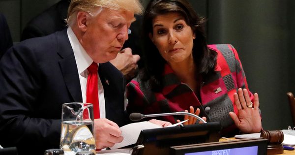 Foto: Nikki Haley habla con Donald Trump durante un evento contra el problema mundial de las drogas en la sede de la ONU en Nueva York, el 24 de septiembre de 2018. (Reuters)