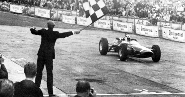 Foto: John Surtees ganando en Alemania con su Ferrari (Cordon Press)