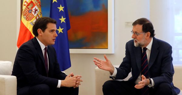 Foto: El presidente del Gobierno, Mariano Rajoy, y el líder de Ciudadanos, Albert Rivera (izda), durante la reunión que mantuvieron este jueves. (EFE)