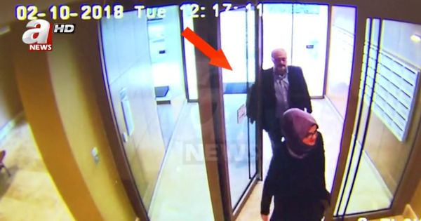 Foto: Una imagen de una cámara de seguridad muestra a Jamal Khashoggi y su pareja en su residencia el día de la desaparición del periodista. (Reuters)