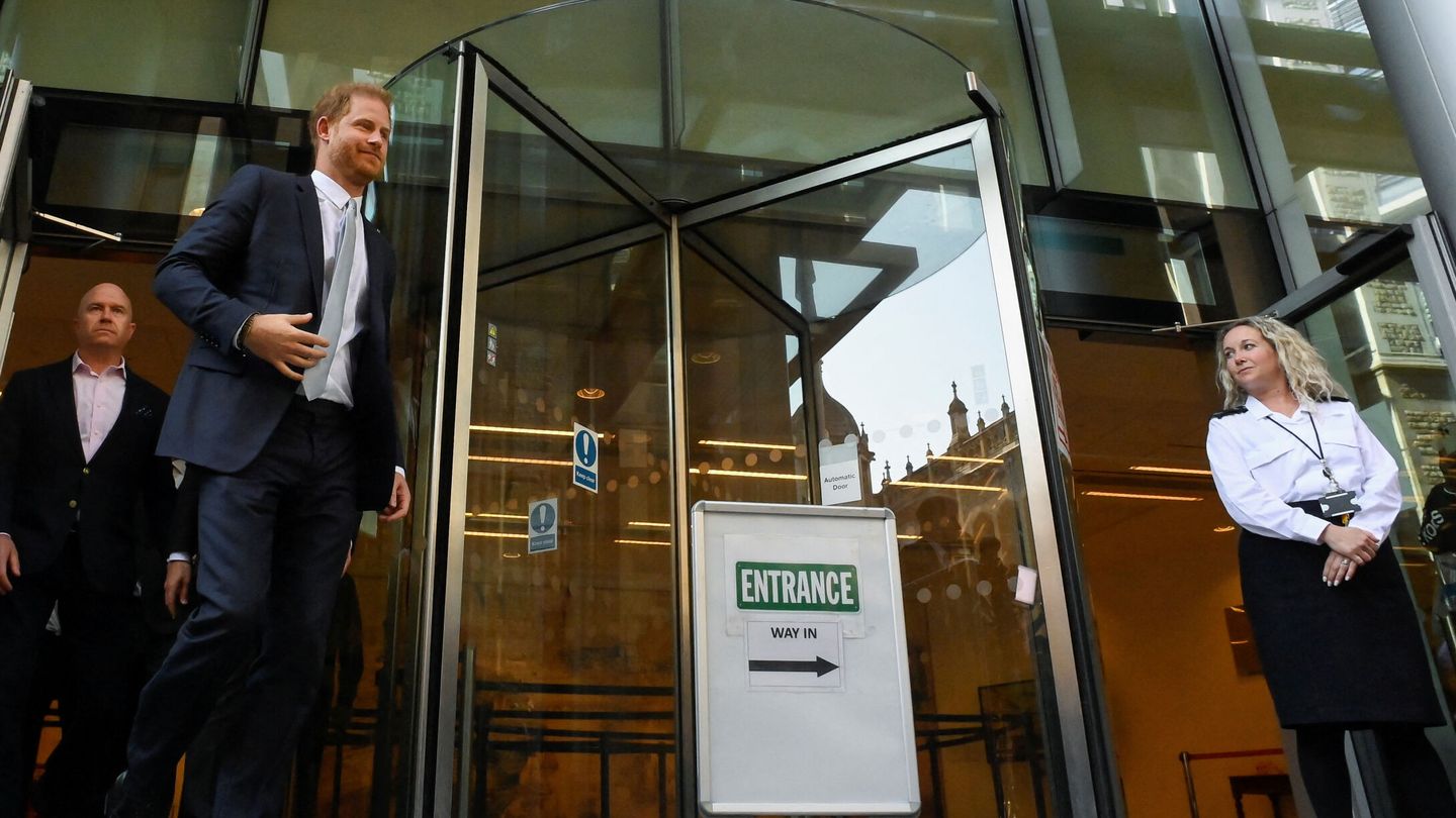 El royal abandonando el tribunal en Londres. (Reuters)