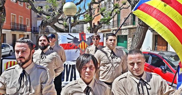Foto: Desfile de 'camisas pardas' de la extrema derecha independentista.