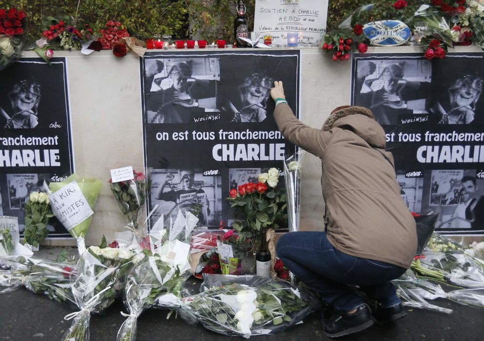 Foto: Una persona coloca flores en homenaje a las víctimas del atento en el semanario Charlie Hebdo (Reuters)