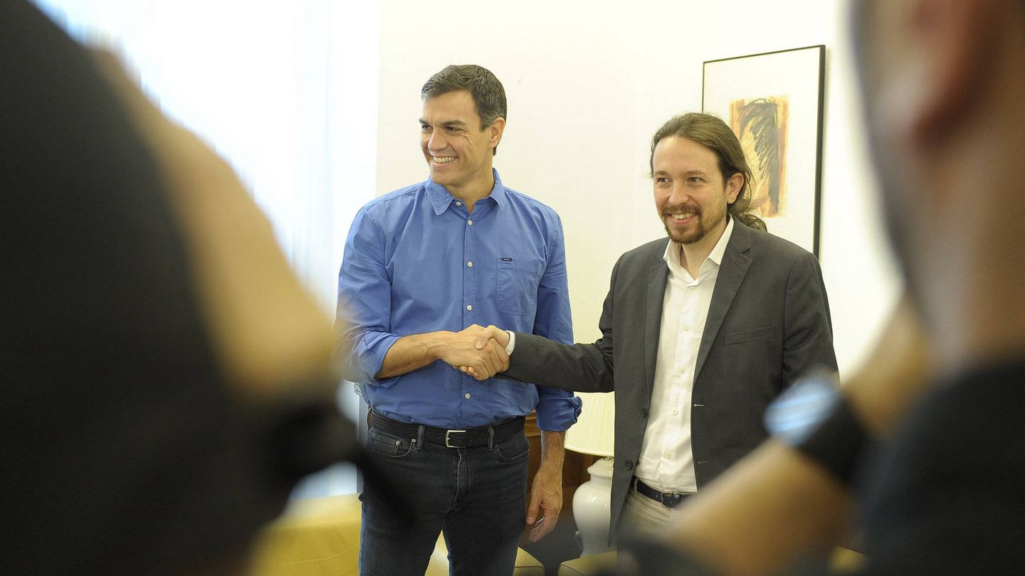 Pedro Sánchez y Pablo Iglesias se saludan en el Congreso antes de su reunión, el pasado 27 de junio. (Borja Puig | PSOE)