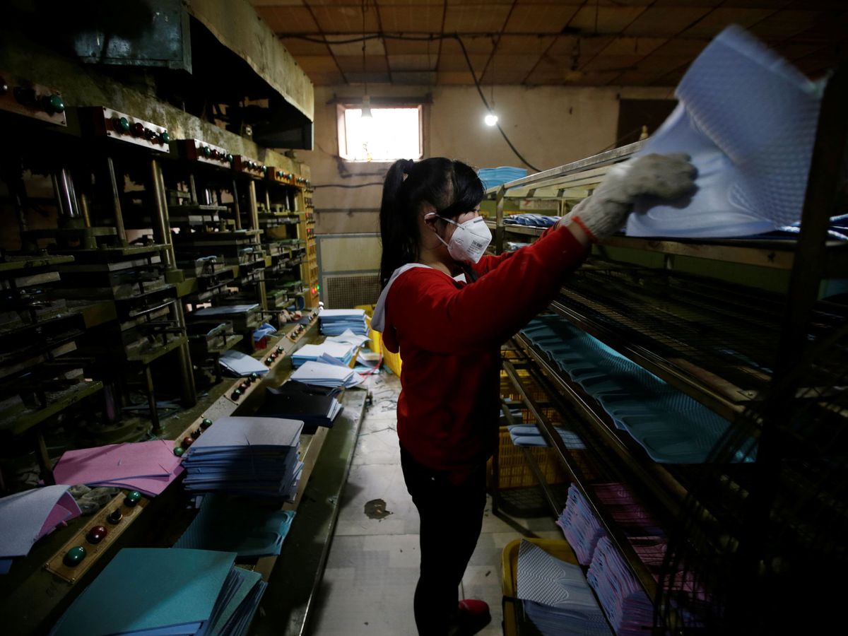 Foto: Una mujer trabaja en una fábrica de zapatos en Anxin, al sur de Pekín. (Reuters)