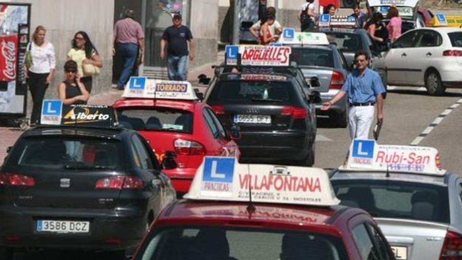 Foto: Varios coches de autoescuela, en el Centro de Exámenes de Móstoles, en Madrid. (Efe) 