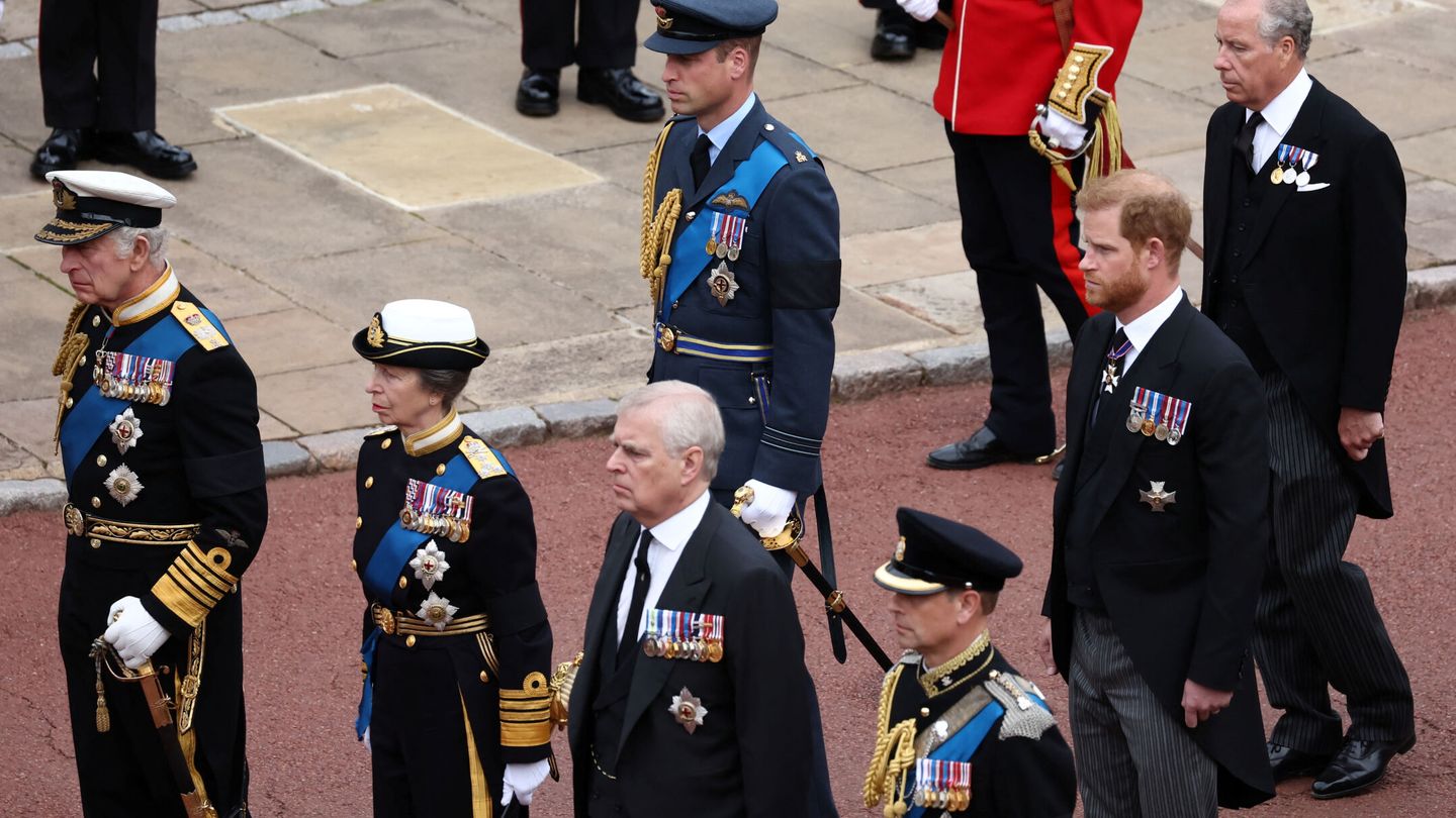 Miembros de la familia real, entre ellos Harry y Andrés, en la procesión del funeral de Isabel II. (Reuters/Pool/Henry Nicholls)