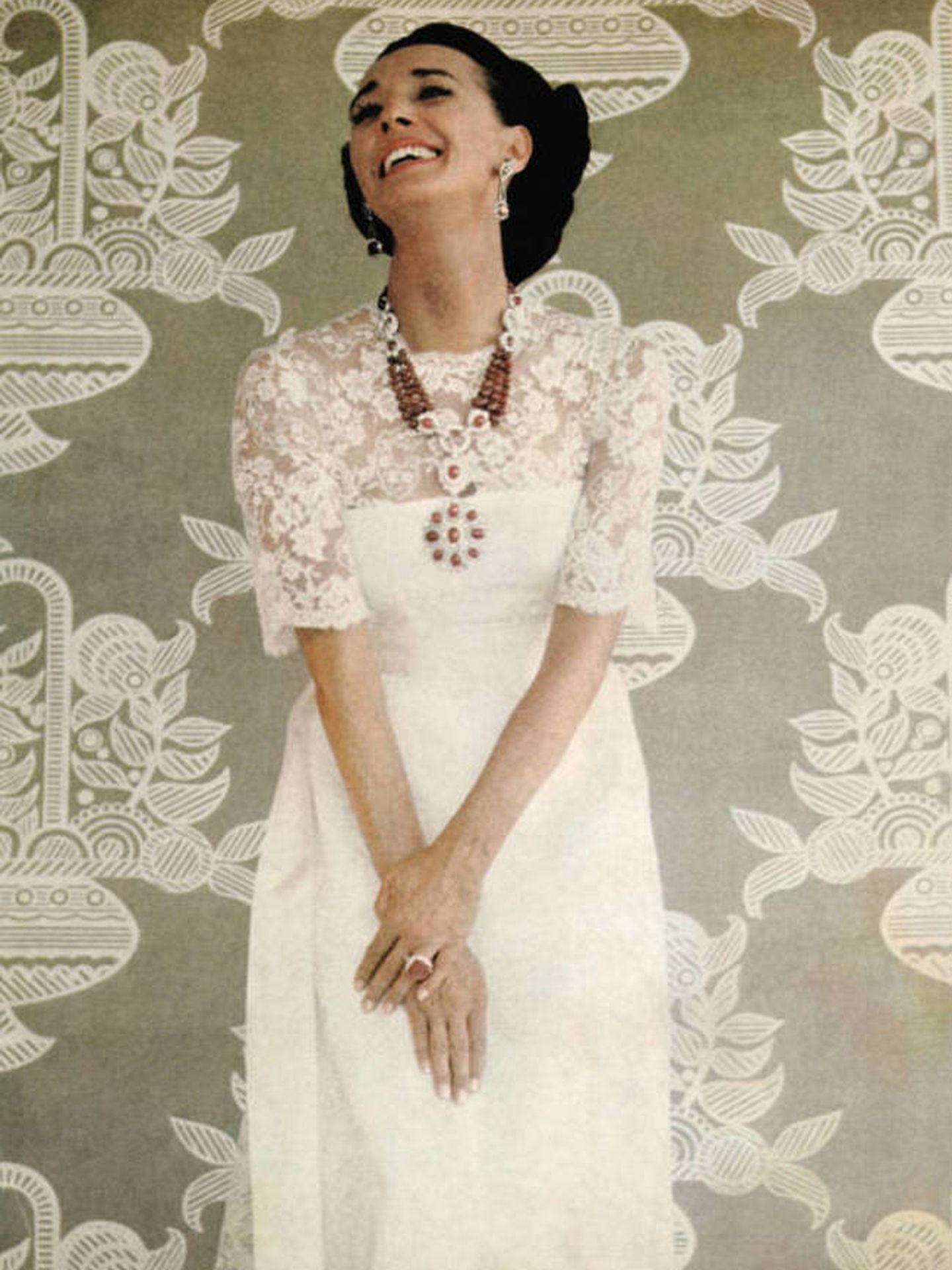 La condesa de Romanones, posando con sus joyas en una imagen de los años 70. (Getty)