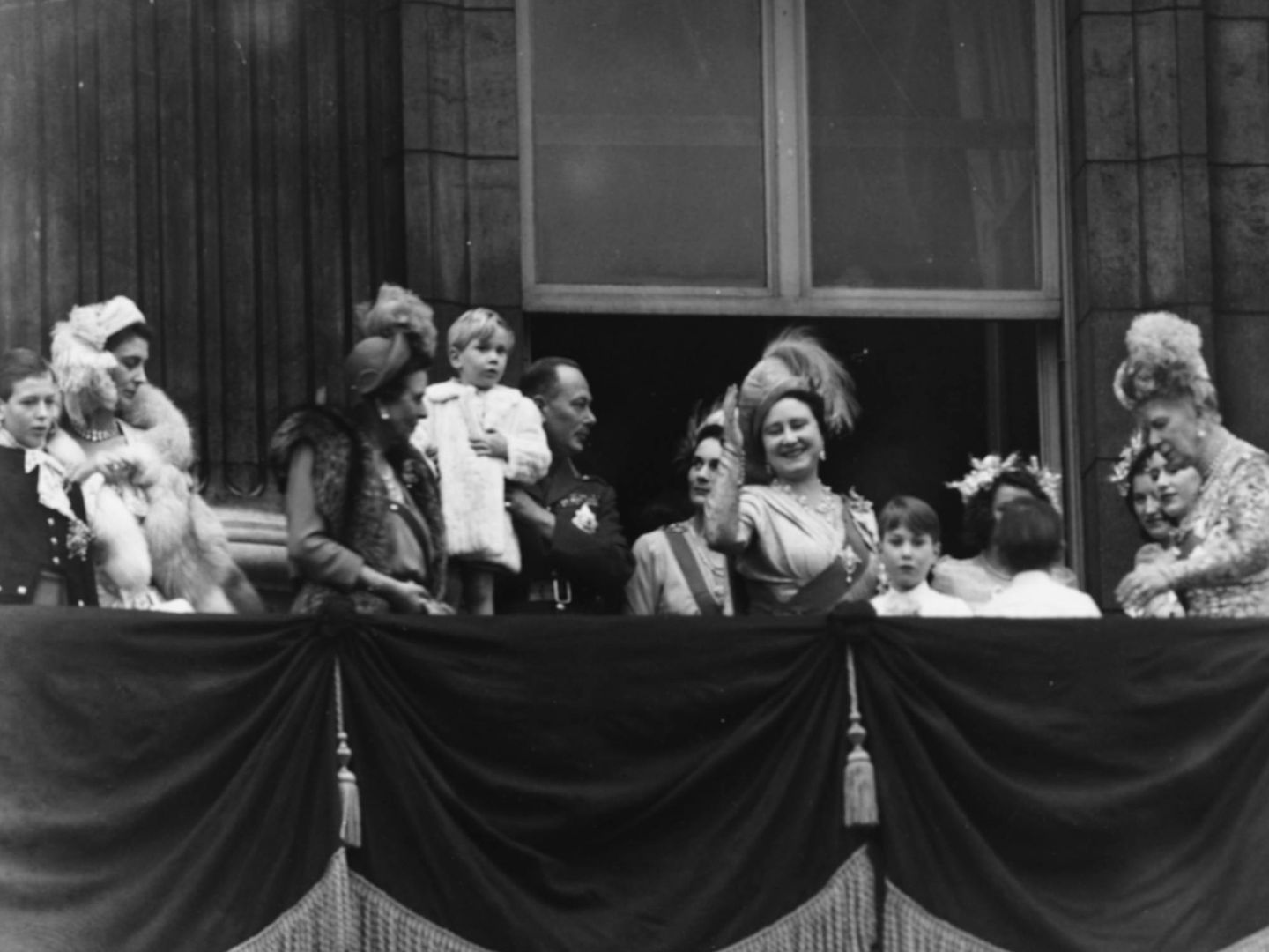 La familia real, en la boda de Isabel II. (Getty)