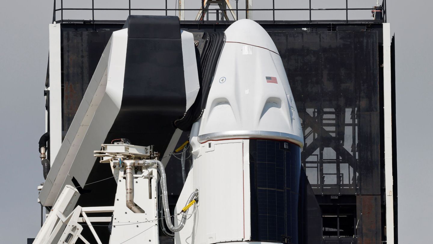 La cápsula Crew Dragon encima de un Falcon 9 de SpaceX. (REUTERS)