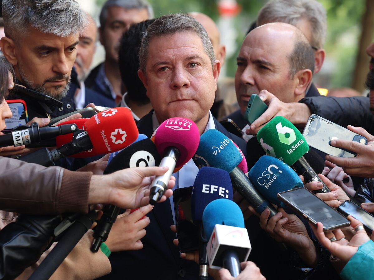 Foto: Page comparece ante los medios antes de entrar al Comité. (EFE/Kiko Huesca)