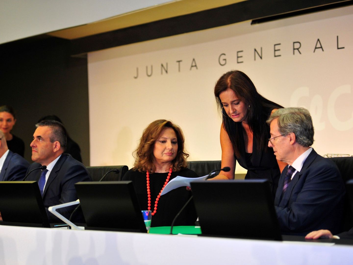 Marta Álvarez, presidenta de El Corte Inglés, y a su derecha Víctor del Pozo, consejero delegado. (EFE)