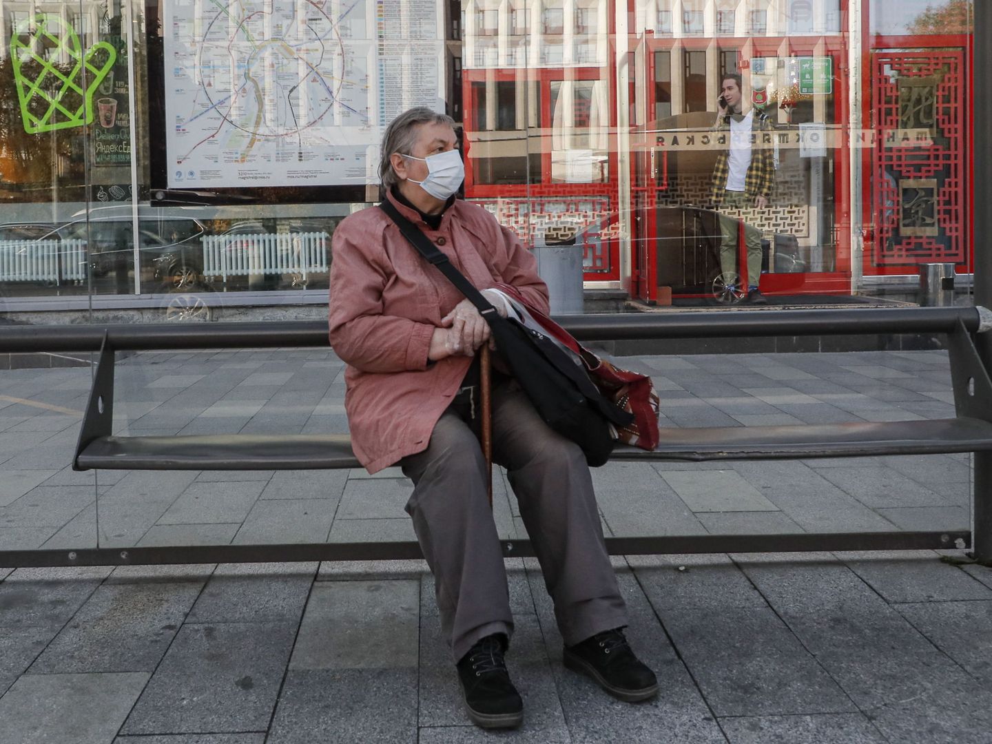 Una mujer, en una parada de autobús en Moscú. (Reuters)