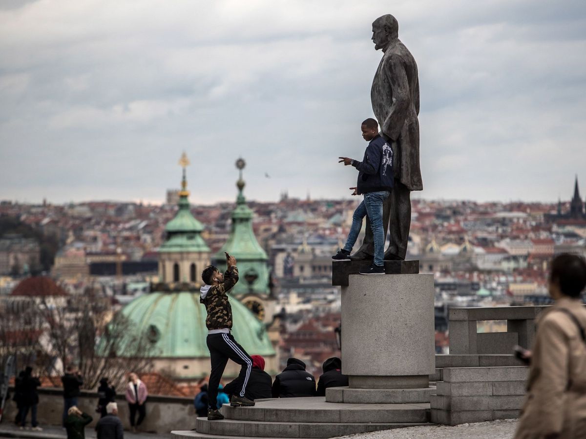 Foto: Turistas junto a la estatua del fundador de la República de Checoslovaquia, Tomas Masaryk, en Praga. (EFE/Martin Divisek) 